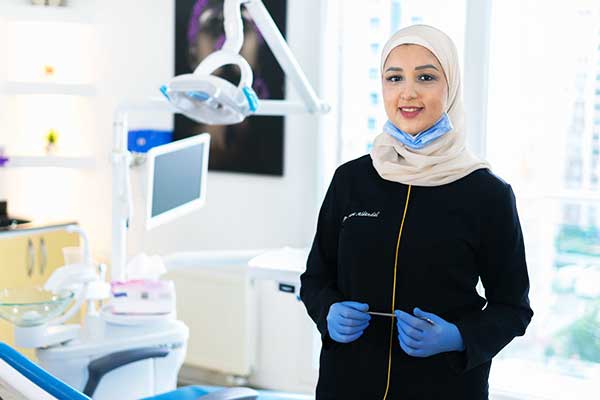 الدكتورة سارة الدندل: قصة نجاح في عالم طب الأسنان