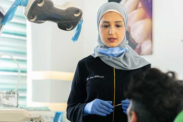 الدكتورة سارة الدندل: قصة نجاح في عالم طب الأسنان